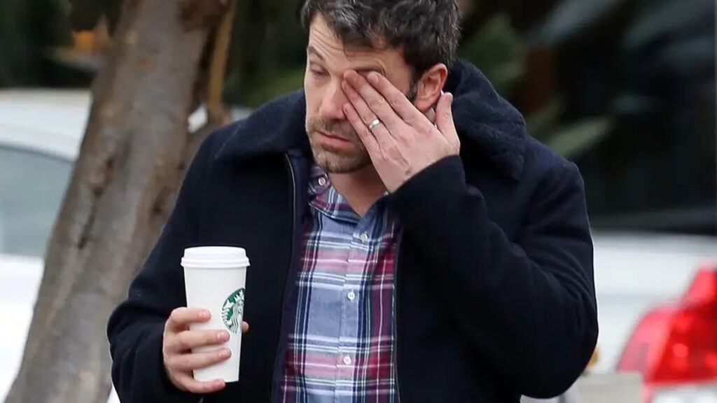 Ben Affleck, la foto con la tazza di Starbucks è il nuovo meme di chi non ce la fa