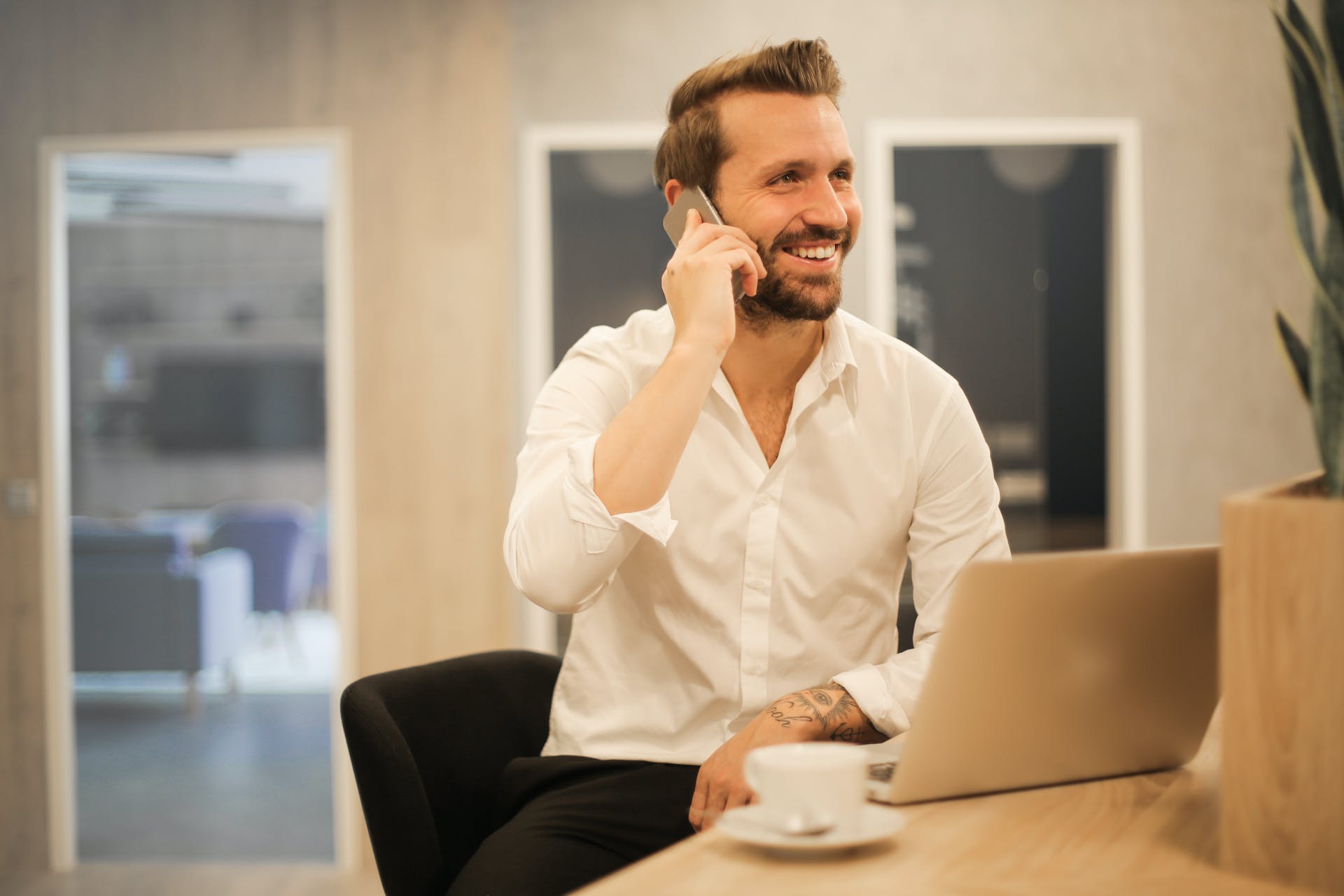 uomo al telefono