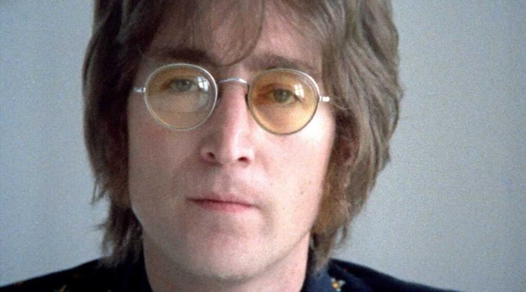 Frame che ritrae John Lennon in Imagine