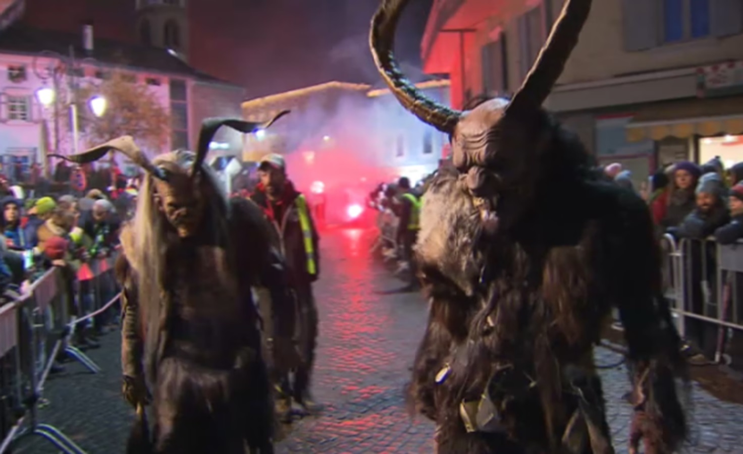Krampus provano a ribaltare un’auto, incubo notturno in Alto Adige (VIDEO)