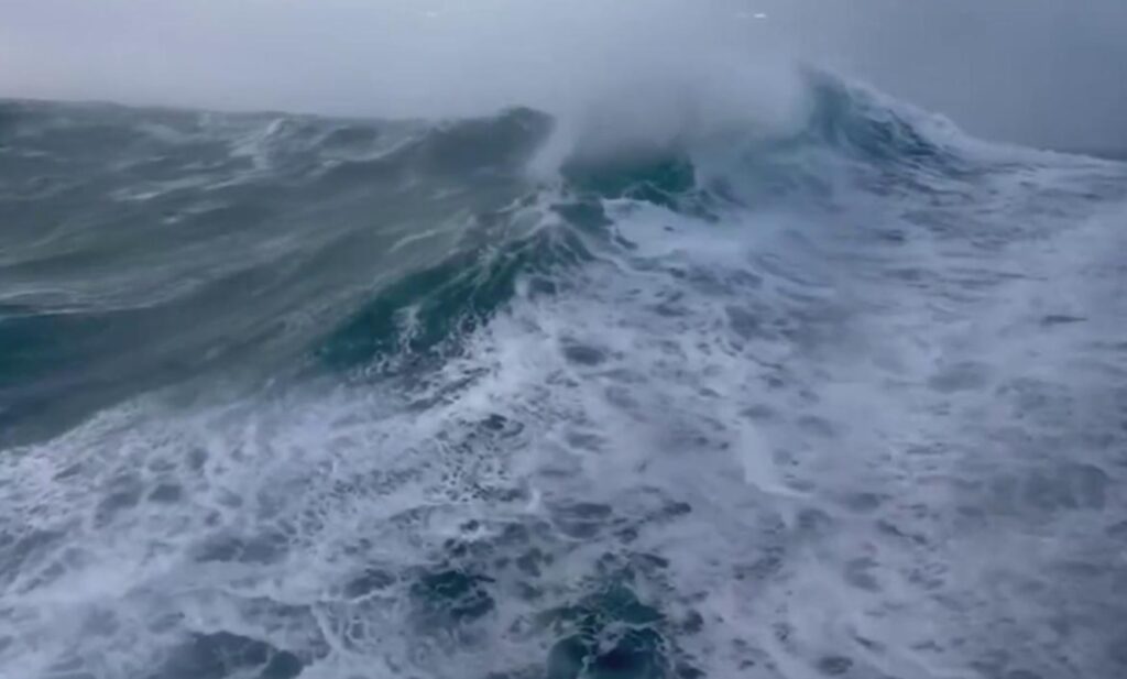 Fotografia che ritrae l'onda anomala che ha investito la nave da crociera