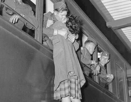 Il bacio in stazione, fotografia Ugo Borsatti