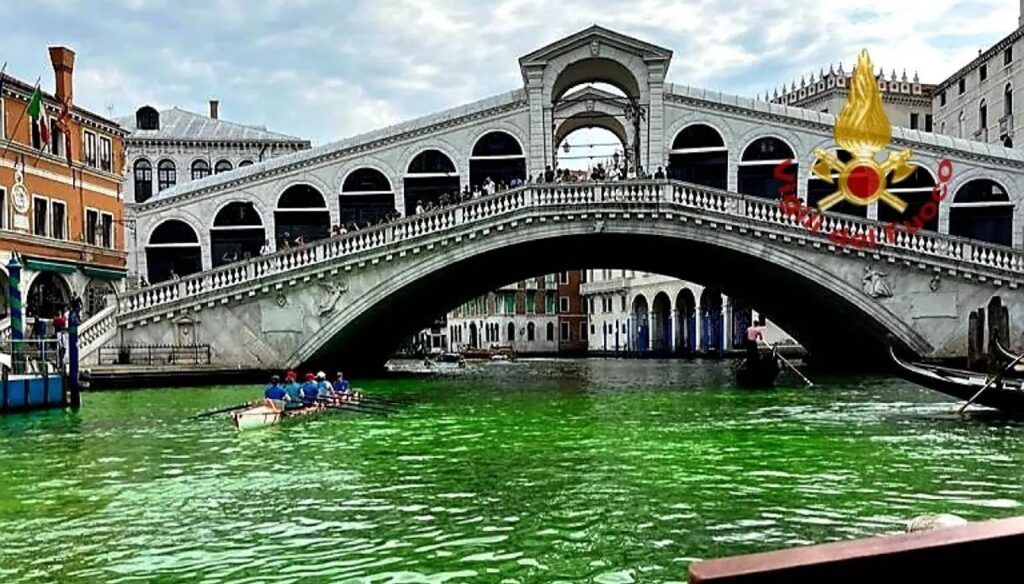 Foto dell'acqua verde a Venezia