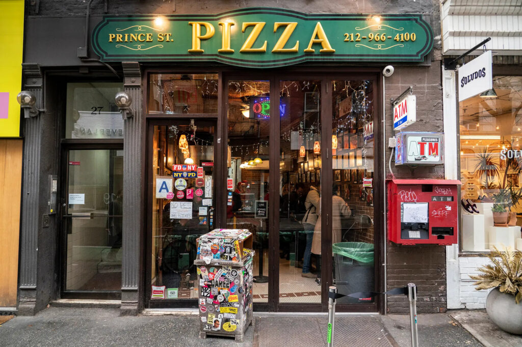 La vetrina di Prince Street Pizza