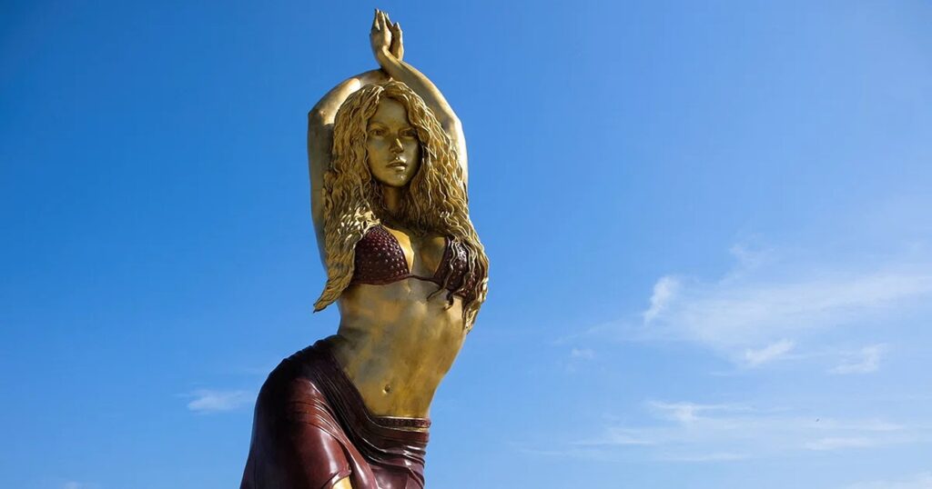 La statua della cantante colombiana Shakira sul Gran Malecon de Barranquilla, a Barranquilla, Colombia