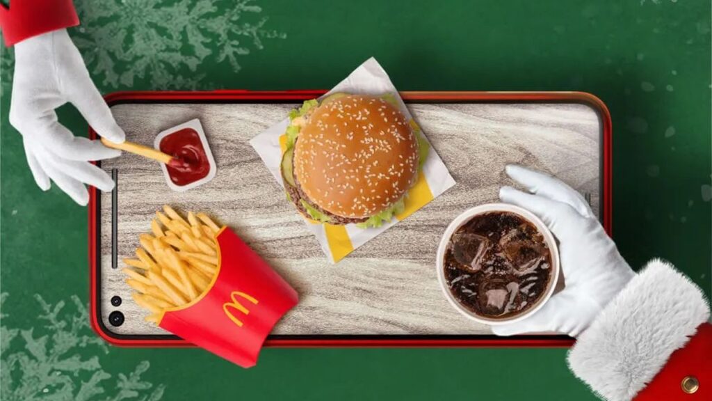 Babbo Natale e un Elfo mangiano da McDonald's