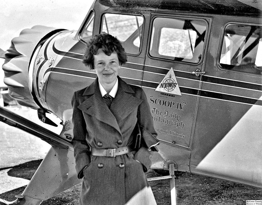 Amelia Earhart vicina a un aereo