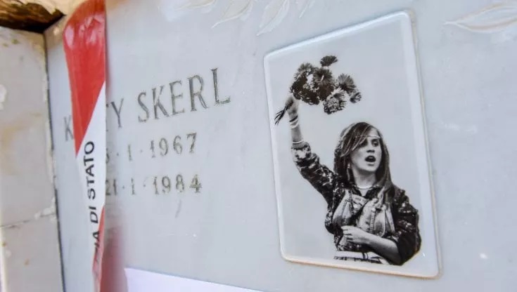 La tomba di Katy Skerl con i sigilli della polizia