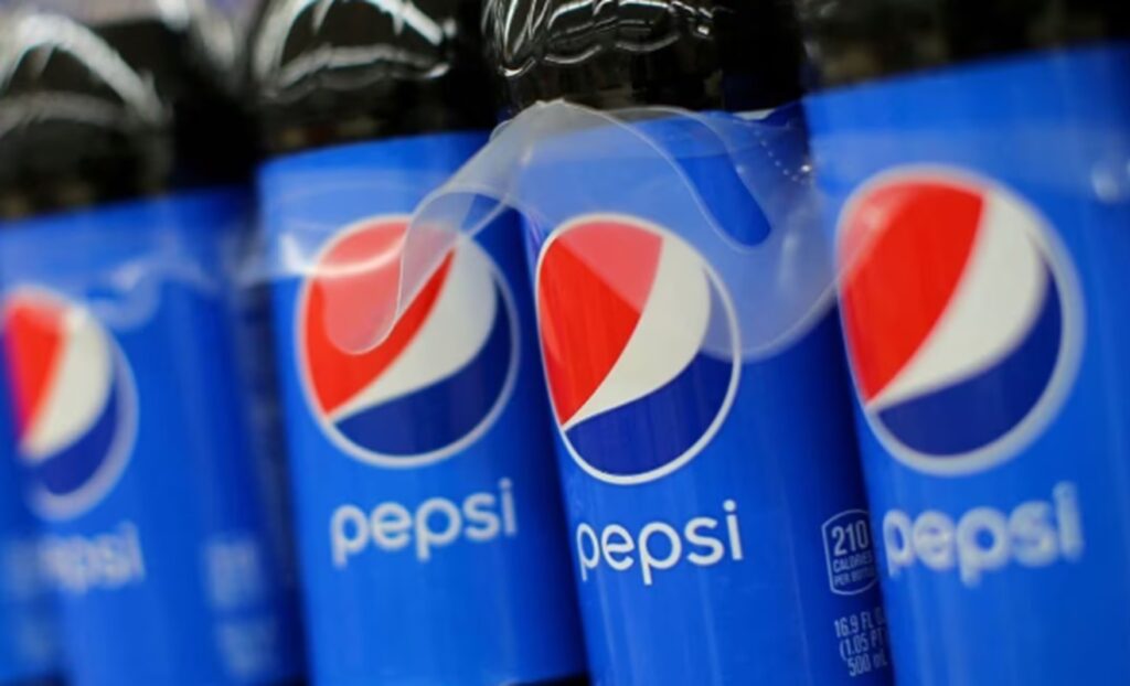 Fotografia che ritrae lattine di Pepsi