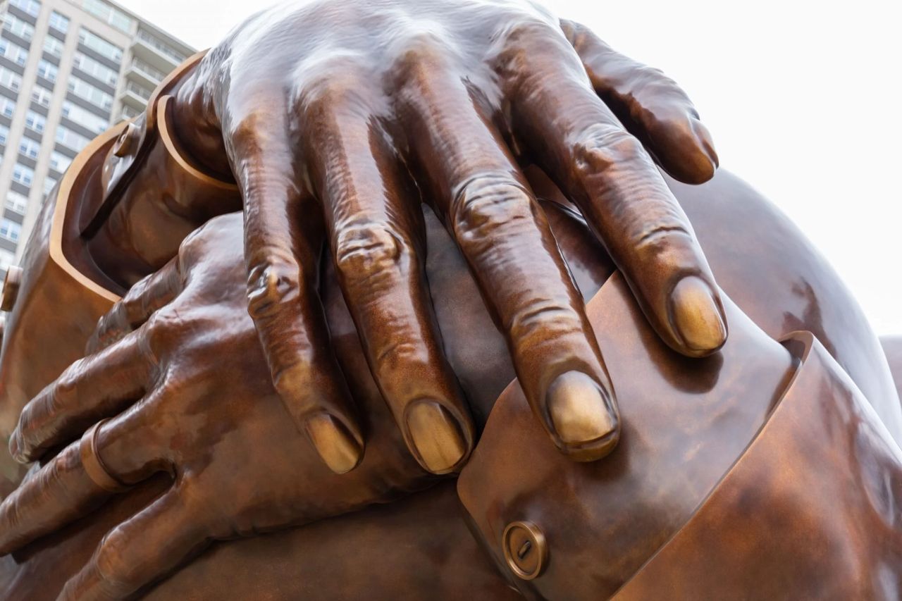 Un dettaglio della statua dedicata a Martin Luther King a Boston Hank Willis Thomas The Embrace © Hank Willis Thomas