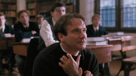 Robin Williams è il Professor Keating nel film L'attimo fuggente.