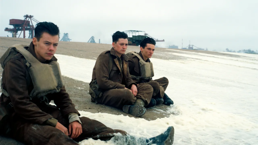 Harry Styles, a sinistra, Aneurin Barnard e Fionn Whitehead interpretano giovani soldati intrappolati su una spiaggia in "Dunkirk". (WARNER BROS. PICTURES)