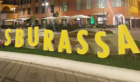 Fotografia che ritrae la vandalizzazione della scritta Sbarassu