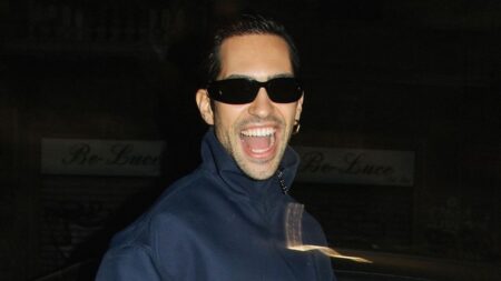 Mahmood sorridente