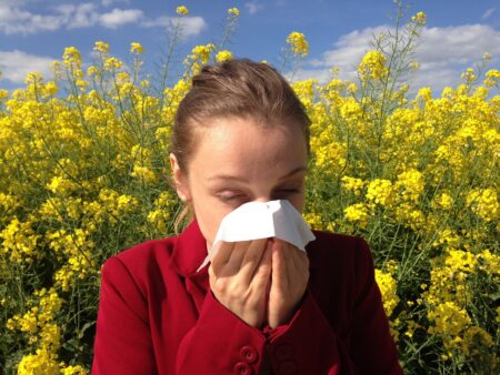 una ragazza con allergia primaverile