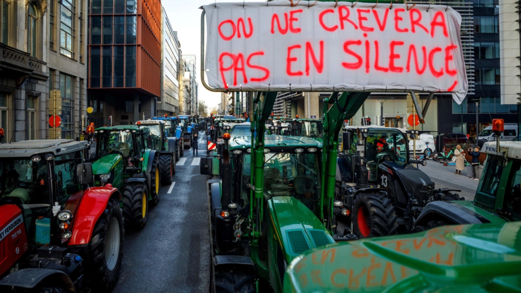 Un'immagine della protesta degli agricoltori a Bruxelles