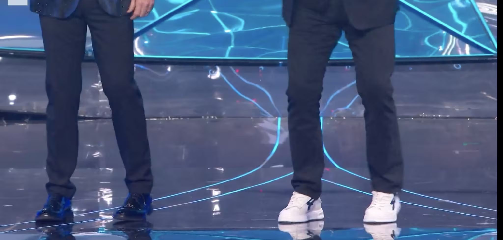 Le scarpe di John Travolta a Sanremo 2024