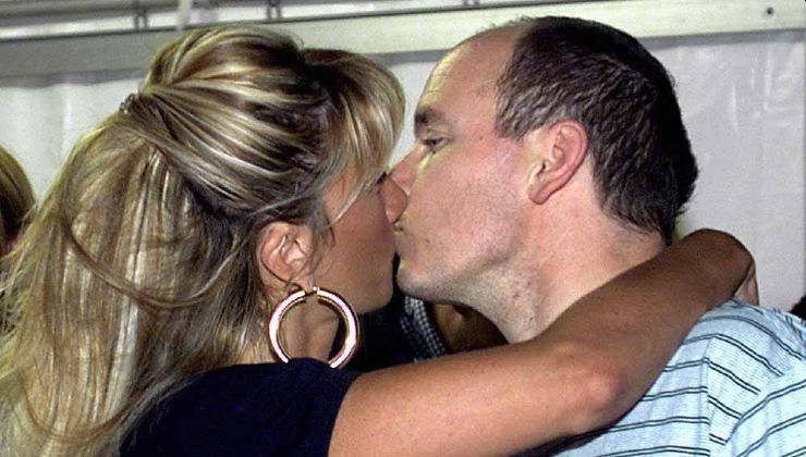 Simona Tagli e Alberto di Monaco si baciano