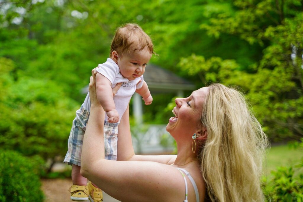 Un neonato con la mamma