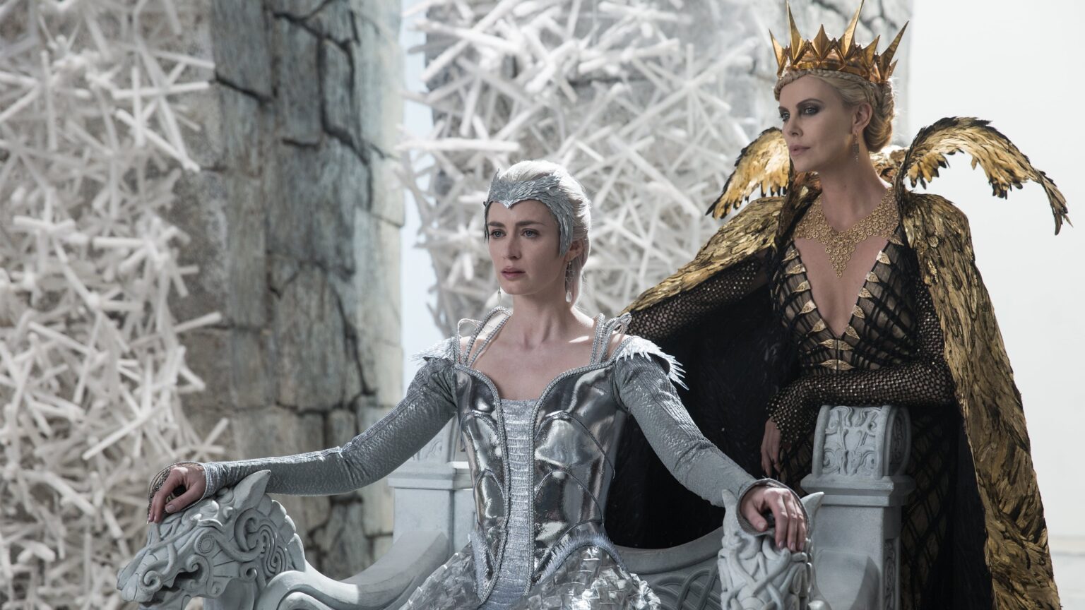Emily Blunt e Charlize Theron in una scena di Il cacciatore e la regina di ghiaccio