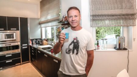 Rocco Siffredi nella sua villa in Ungheria [Fanpage]