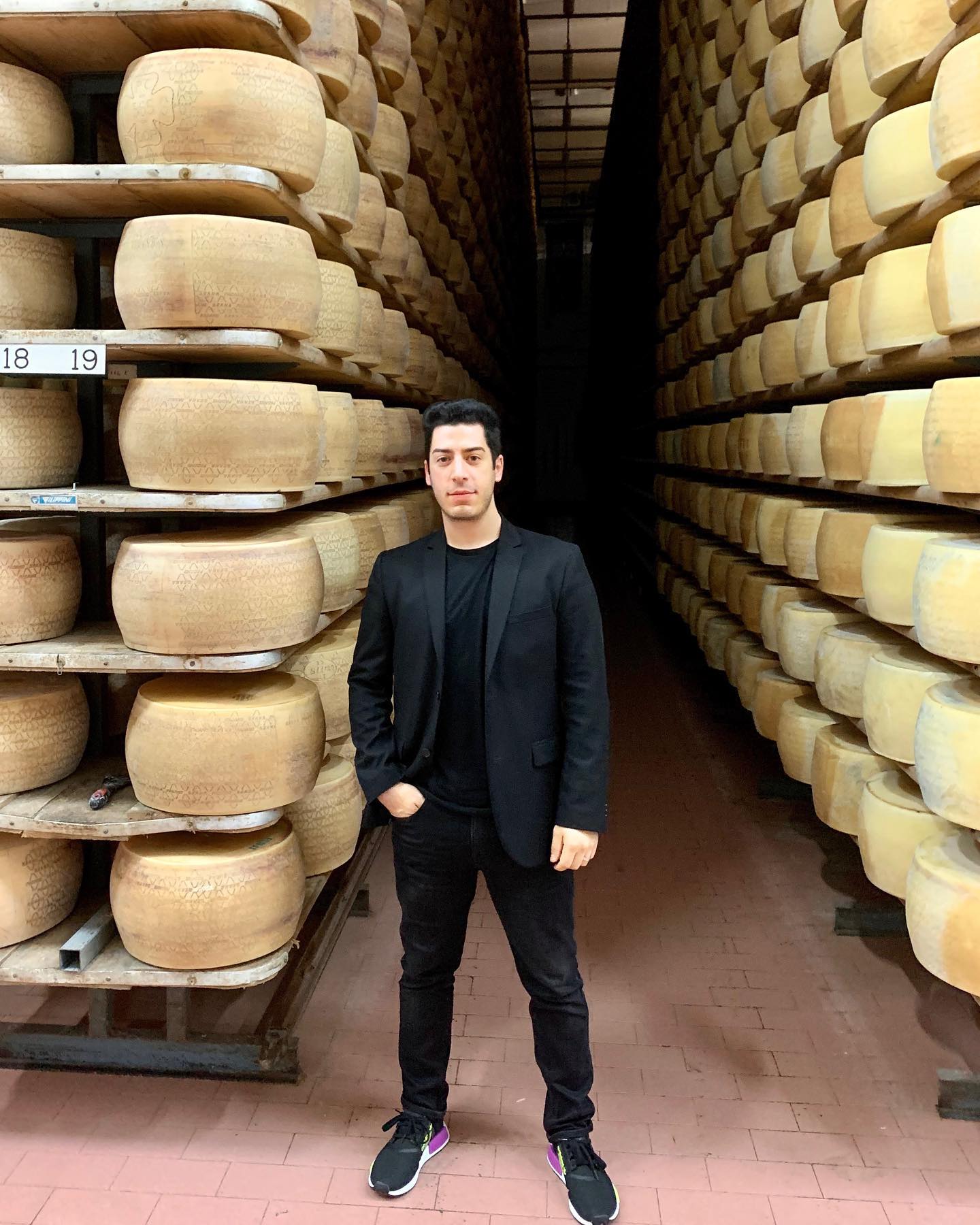 Renzo Bossi tra gli scaffali di Grana Padano