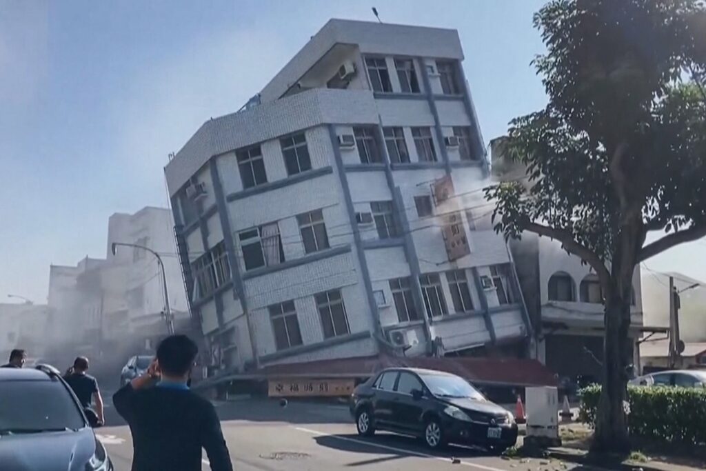 Palazzo eradicato dal sisma a Taiwan [NBC News]