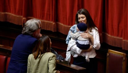 Gilda Sportiello con il suo bambino in aula alla Camera