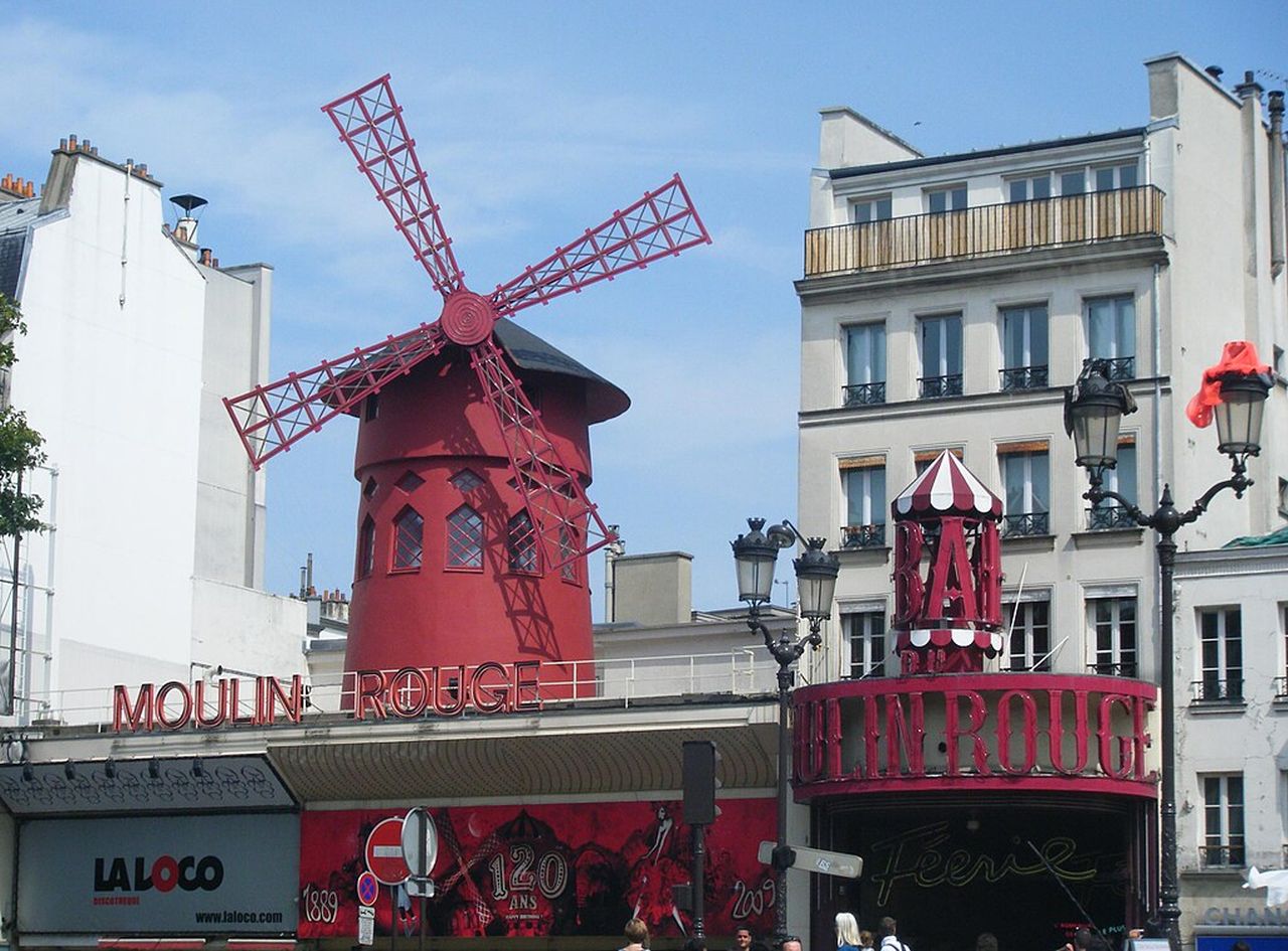 Perché sono cadute le pale del Moulin Rouge?