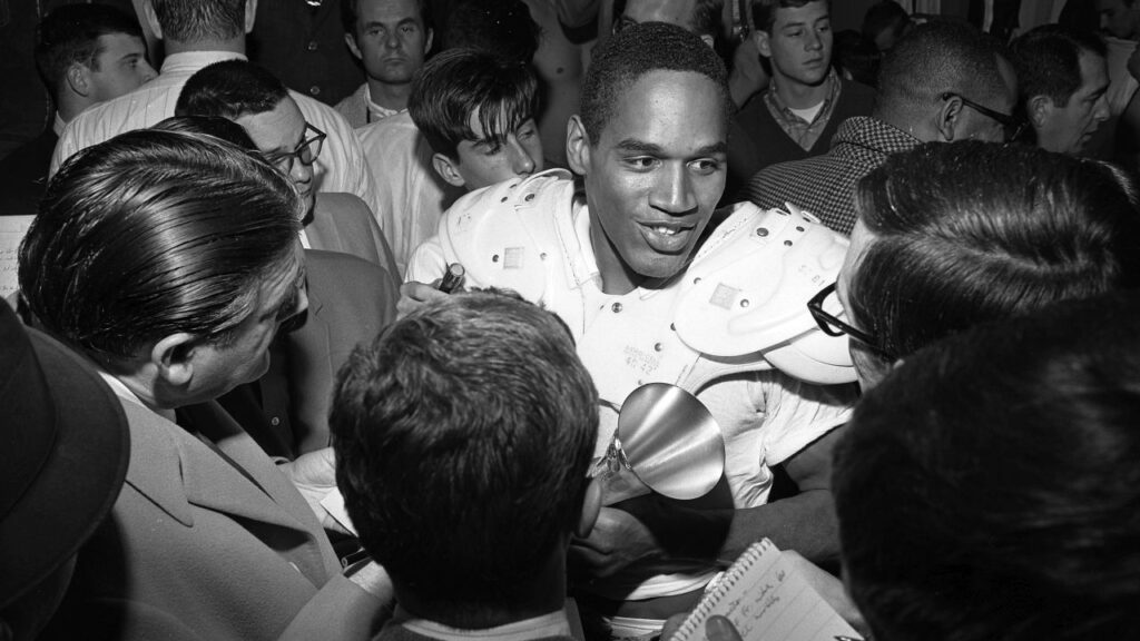 O.J. Simpson parla con i giornalisti nel 1967