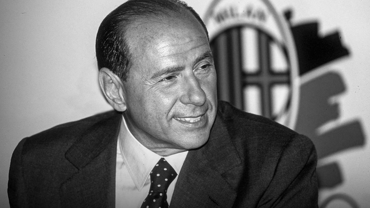 Silvio Berlusconi col simbolo del Milan