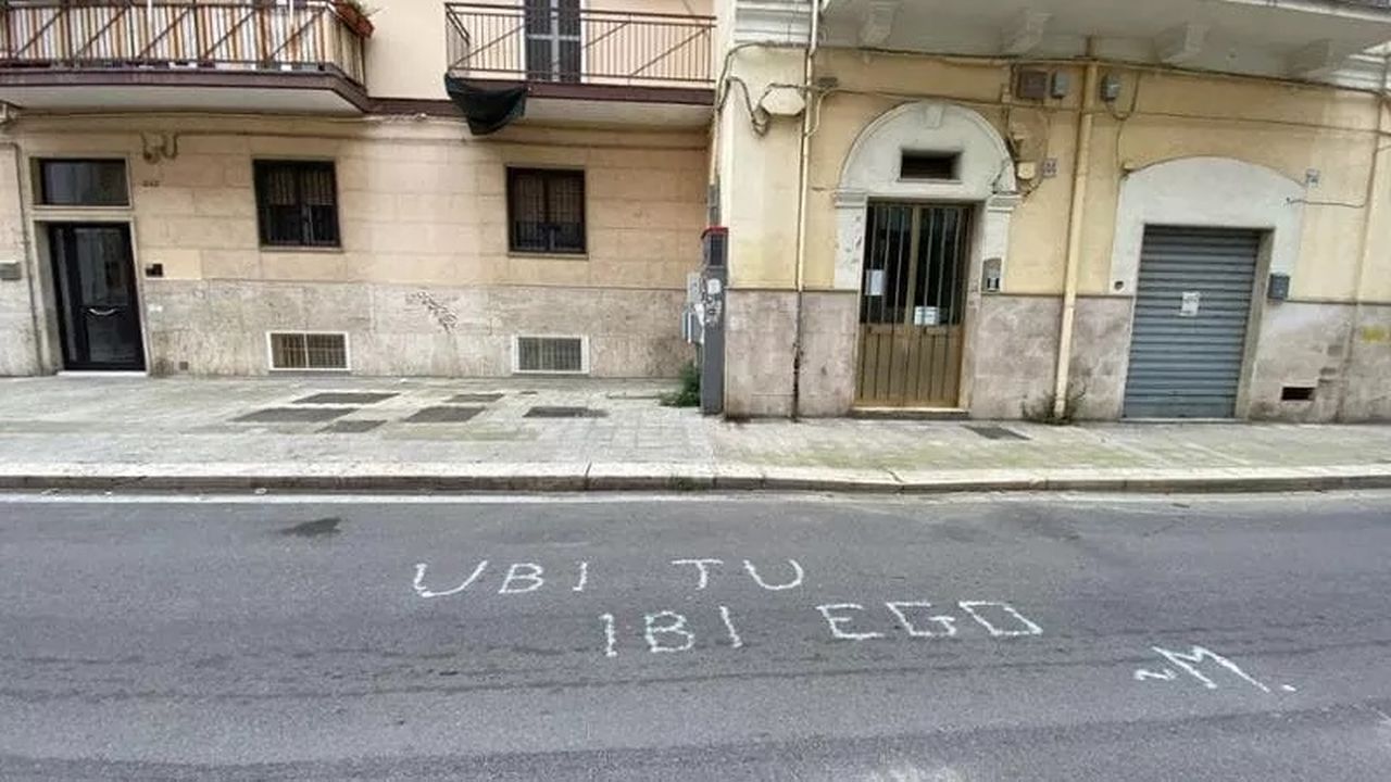 Cosa significa Ubi tu, ibi ego, la frase latina scritta su una strada di Bari