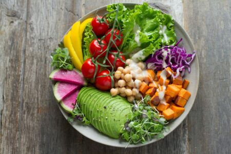 Un gustoso piatto di verdure e legumi