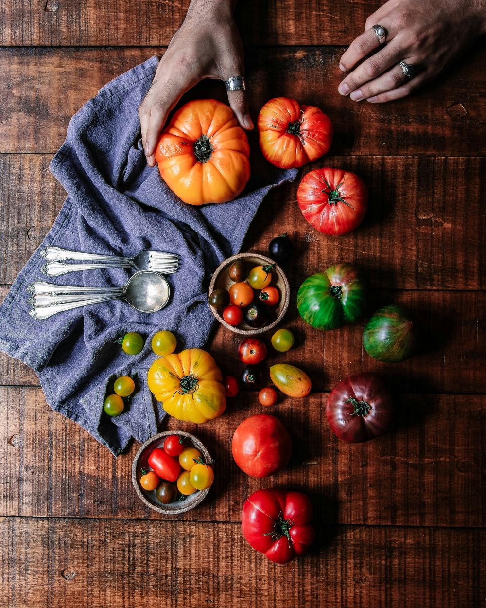 Un tagliere con pomodori