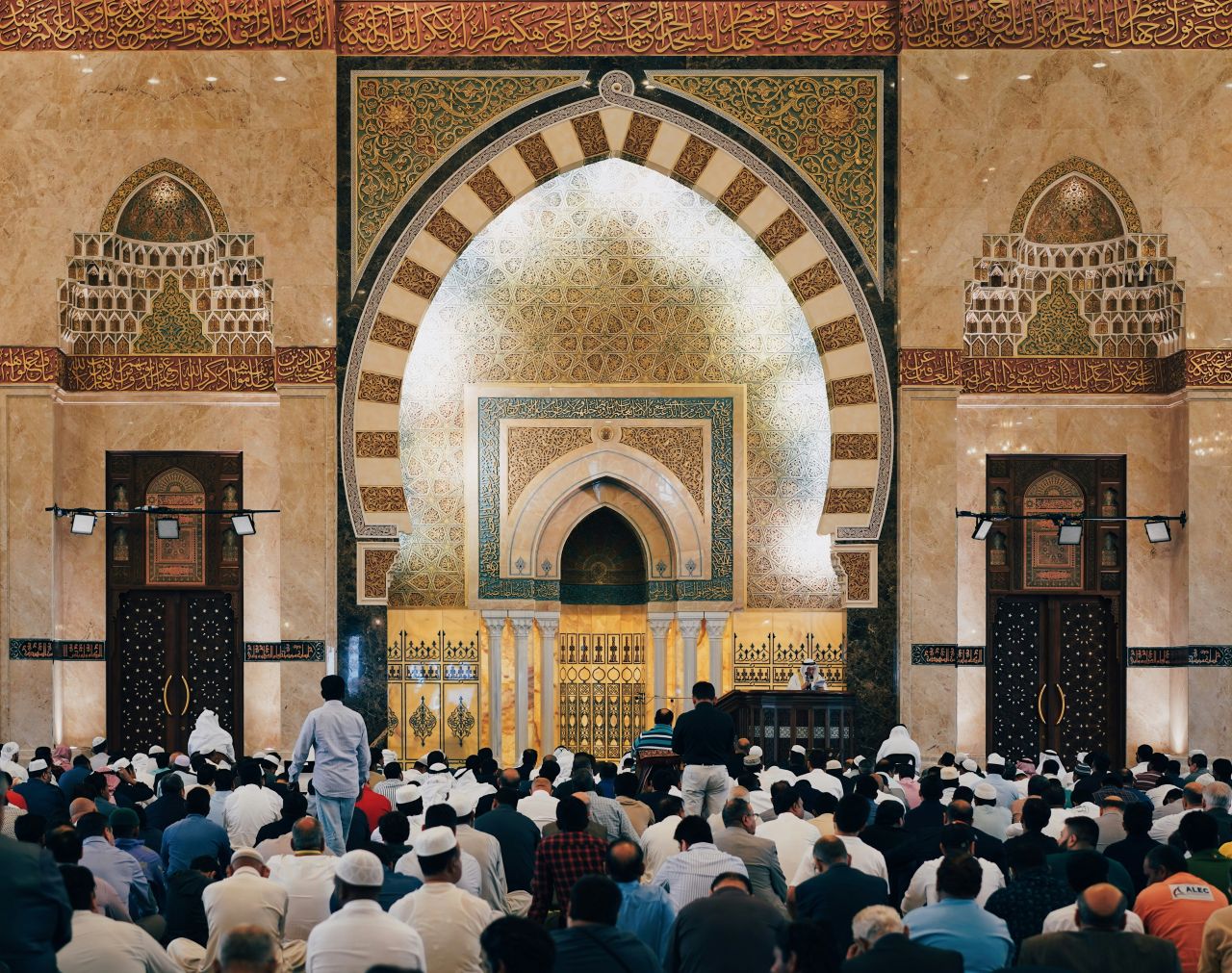 fedeli musulmani in preghiera