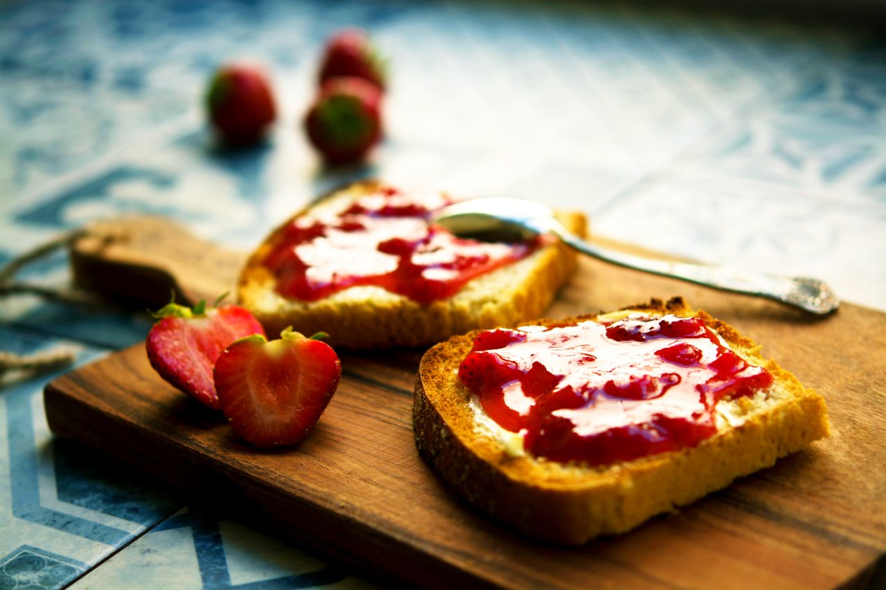 fette biscottate con marmellata di fragole