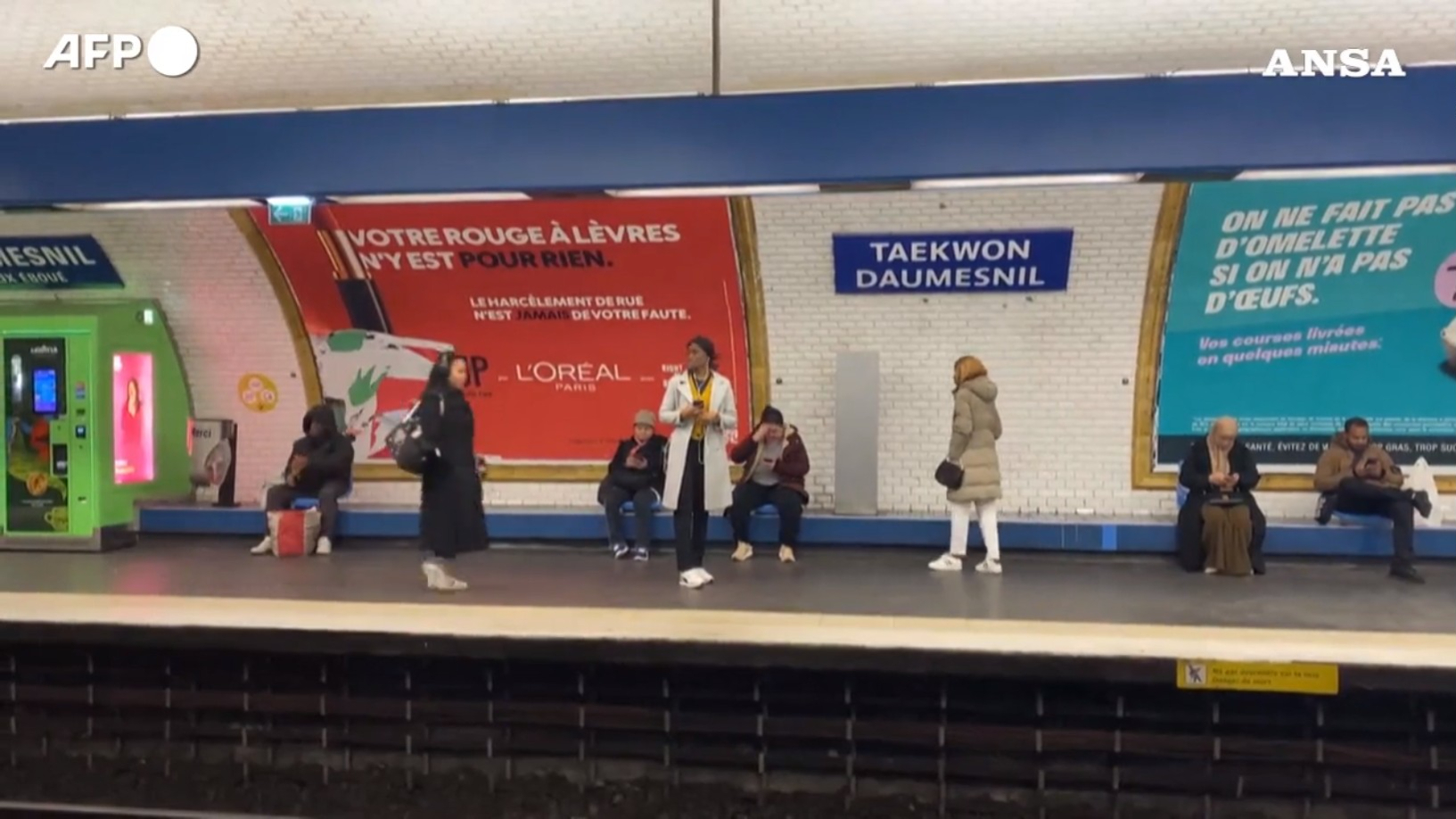 Parigi, la fermata della metro il 1 aprile