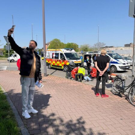 Un ragazzo si scatta un selfie sul luogo di un incidente, a Piacenza