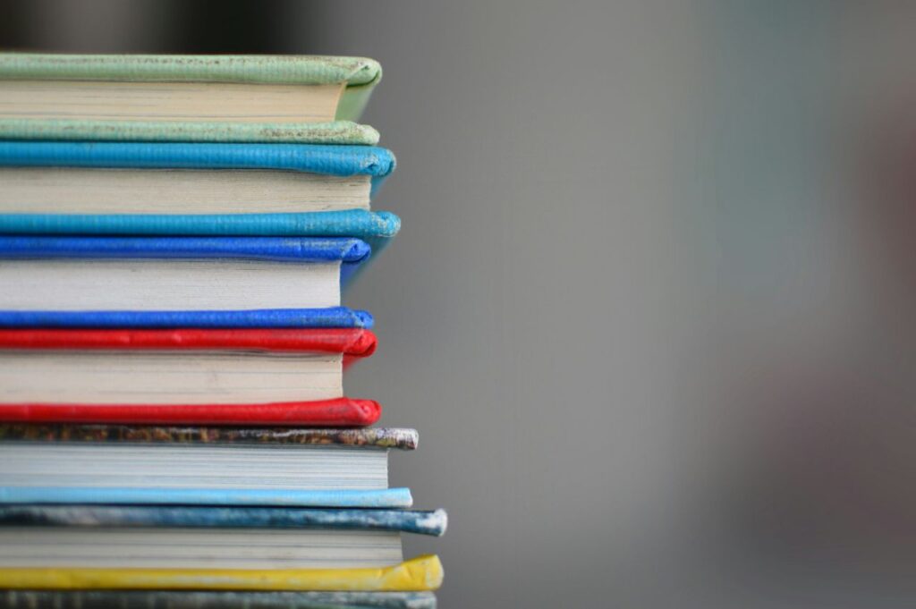 una pila di libri