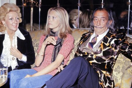 Amanda Lear e Salvador Dalí sul divano