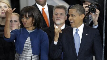Barack Obama e Michelle fanno lo shaka