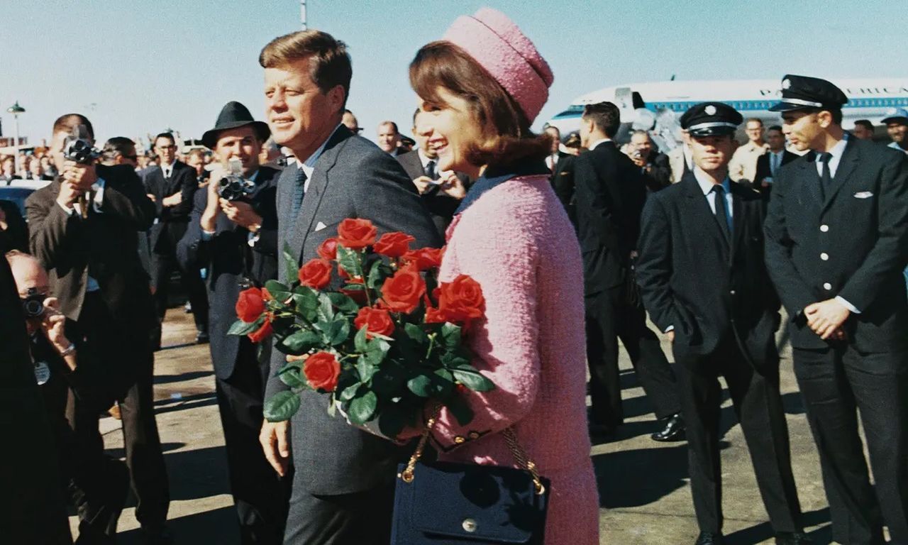 Jackie Kennedy e quel tailleur rosa di Chanel entrato nella Storia