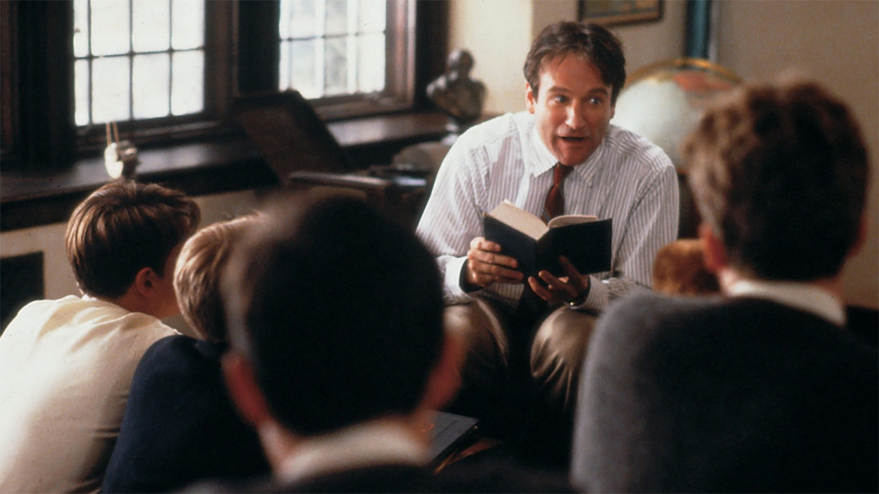 Che significato ha L’attimo fuggente? Il film con Robin Williams è sempre amatissimo