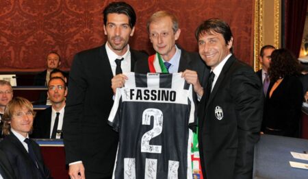 Piero Fassino con la maglia della Juventus