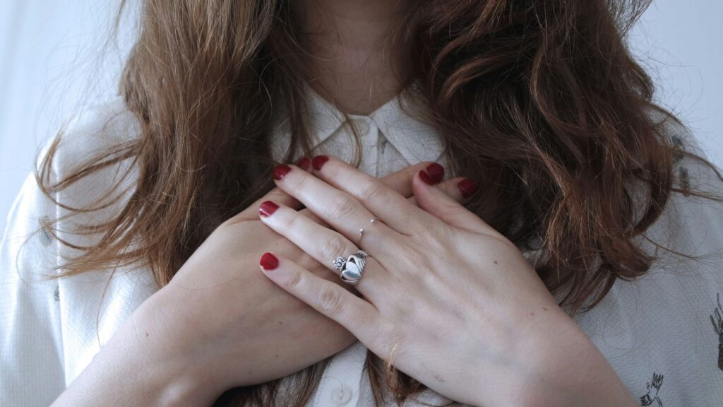donna con mani sul cuore