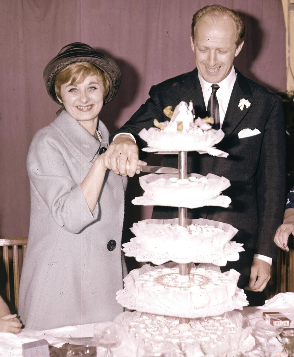 Sandra Mondaini e Raimondo Vianello sorridenti davanti alla loro torta nuziale