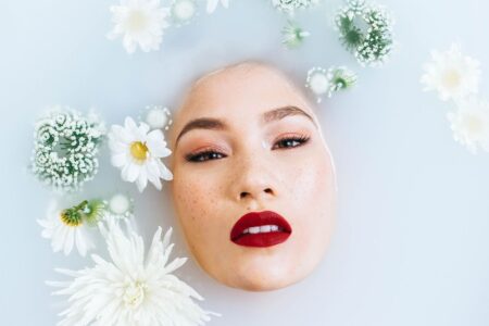 una donna immersa in acqua