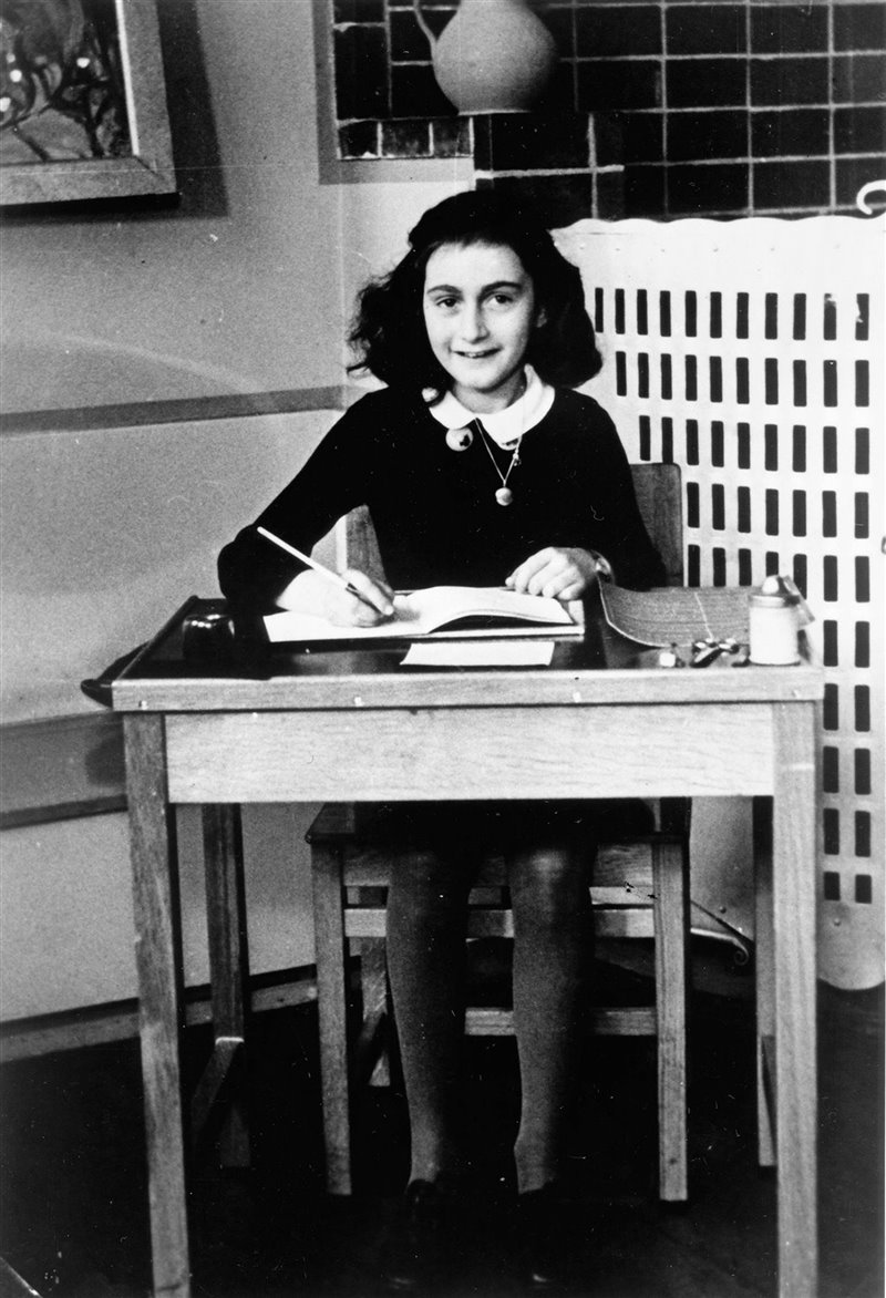 Anna Frank mentre scrive