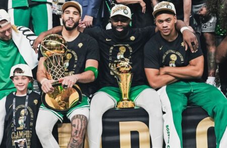 I giocatori dei Celtics festeggiano la vittoria