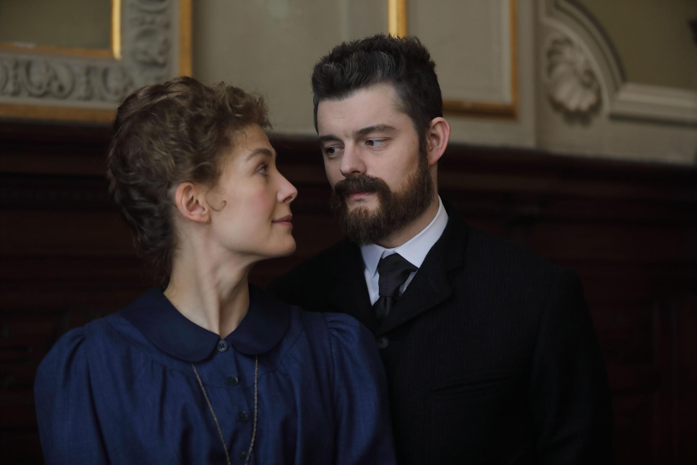 Rosamund Pike e Sam Riley in Radioctive